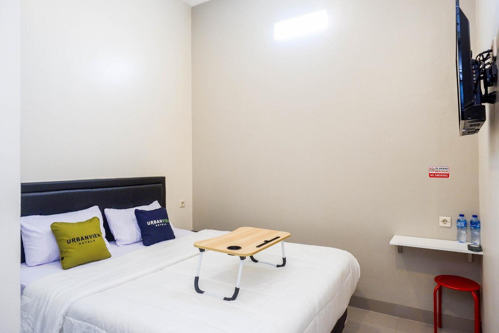 Urbanview Hotel Near Alun Alun Tegal Тегал Экстерьер фото